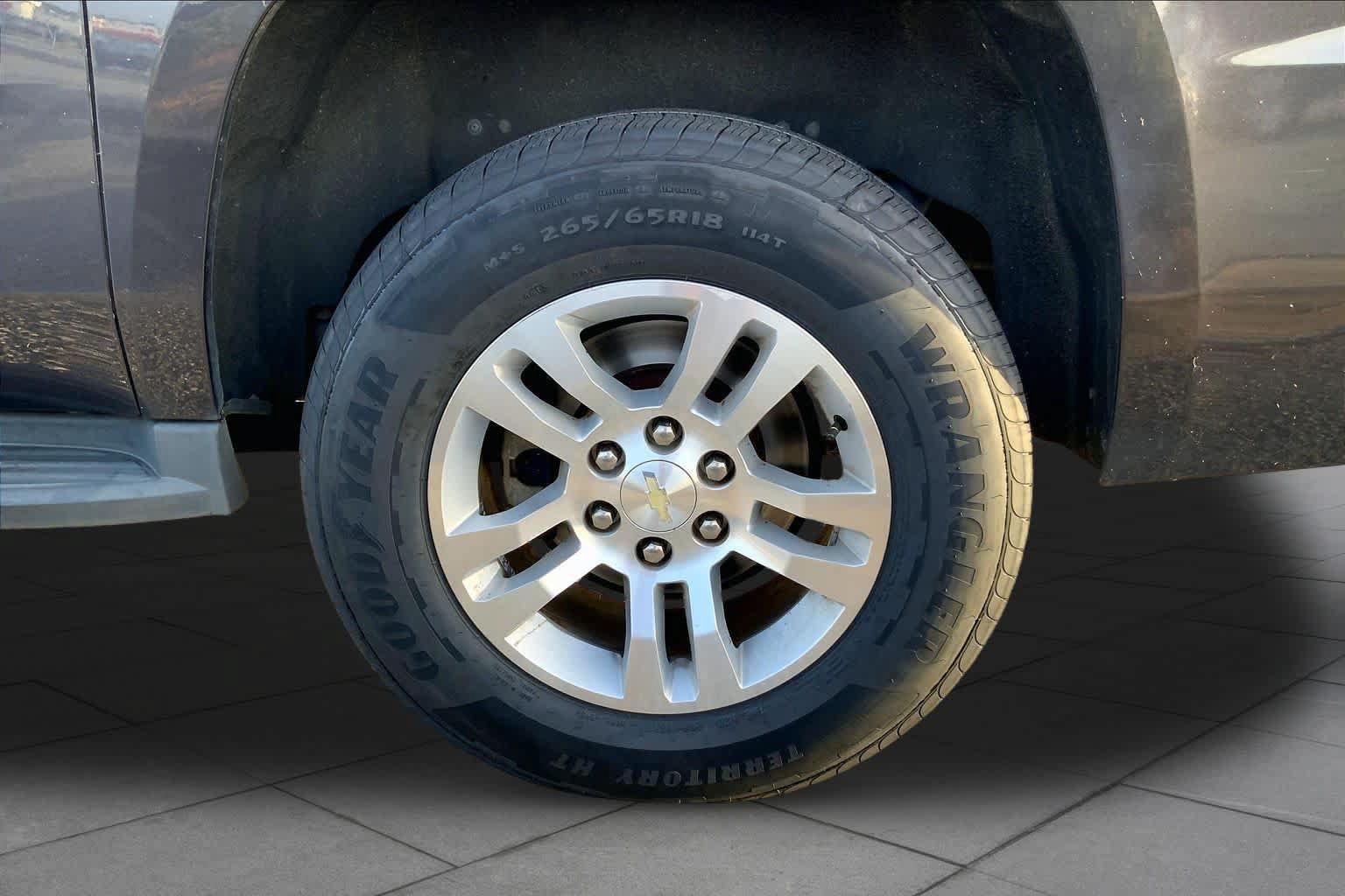 Used 2017 Chevrolet Suburban LT RWD image 11