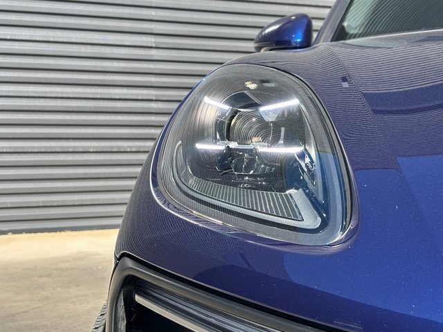 Certified 2025 Porsche Macan image 12