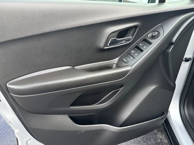 Used 2022 Chevrolet Trax LT w/ LT Convenience Package image 9