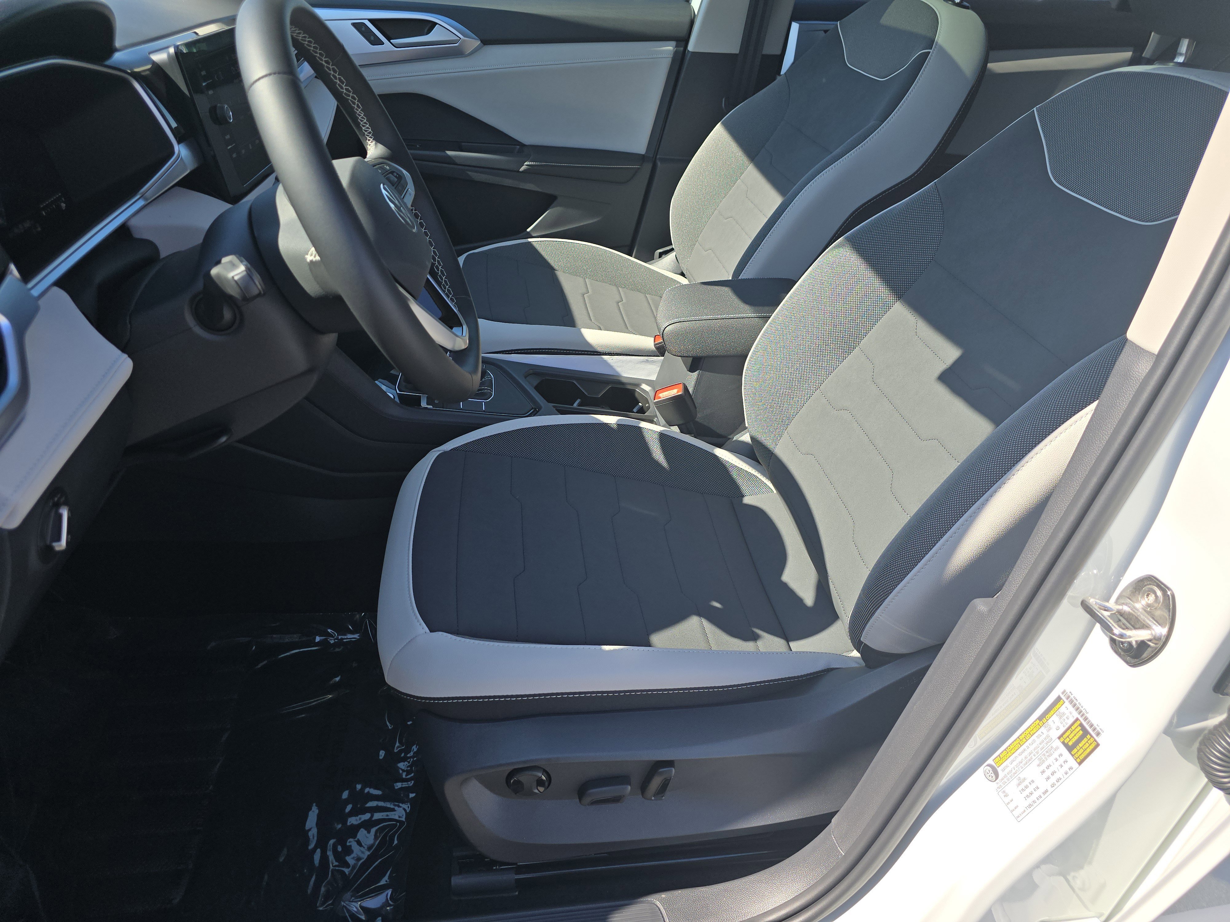 New 2025 Volkswagen Taos SE image 18