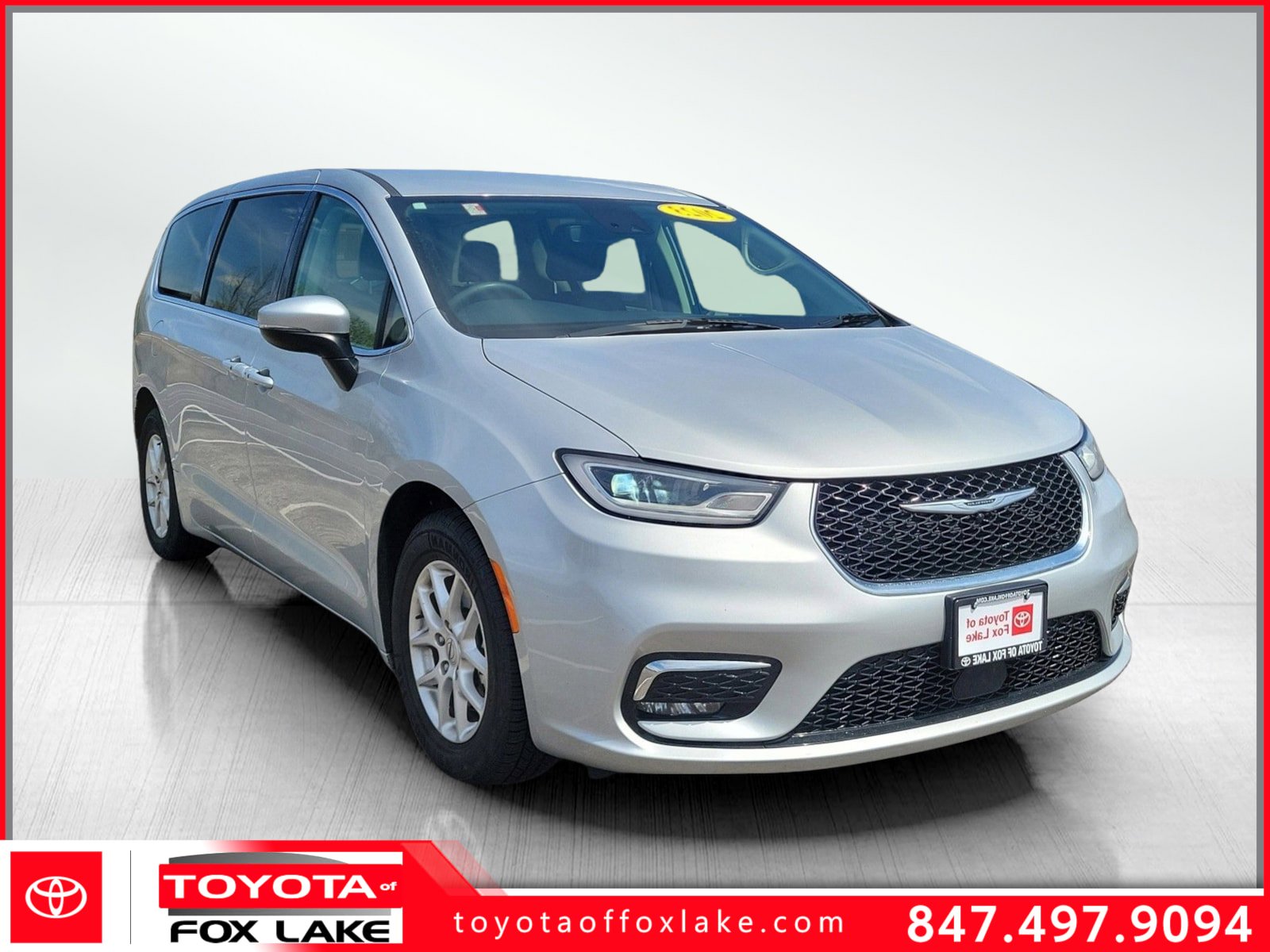 Used 2023 Chrysler Pacifica Touring-L FWD image 1
