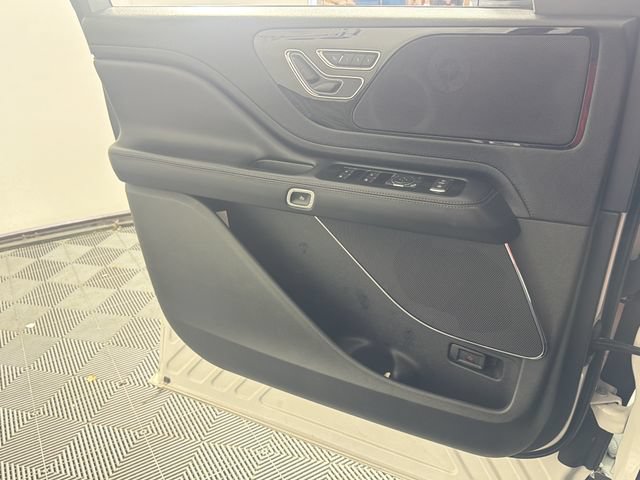 Used 2023 Lincoln Aviator AWD w/ Premium Package image 14