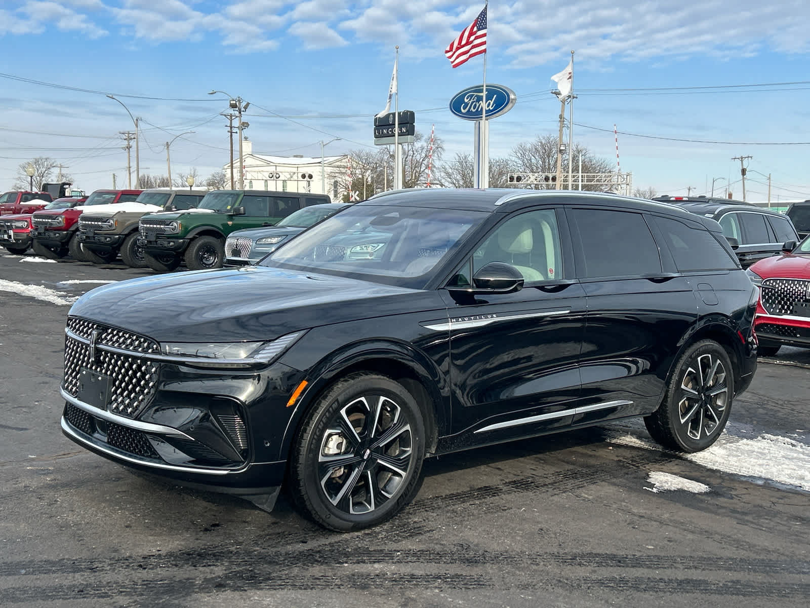 Used 2024 Lincoln Nautilus Reserve AWD/4WD image 2