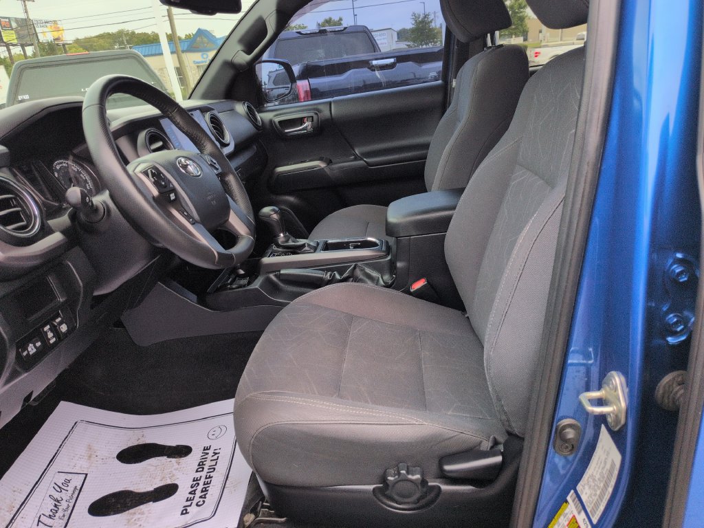 Used 2017 Toyota Tacoma TRD Sport AWD/4WD image 9