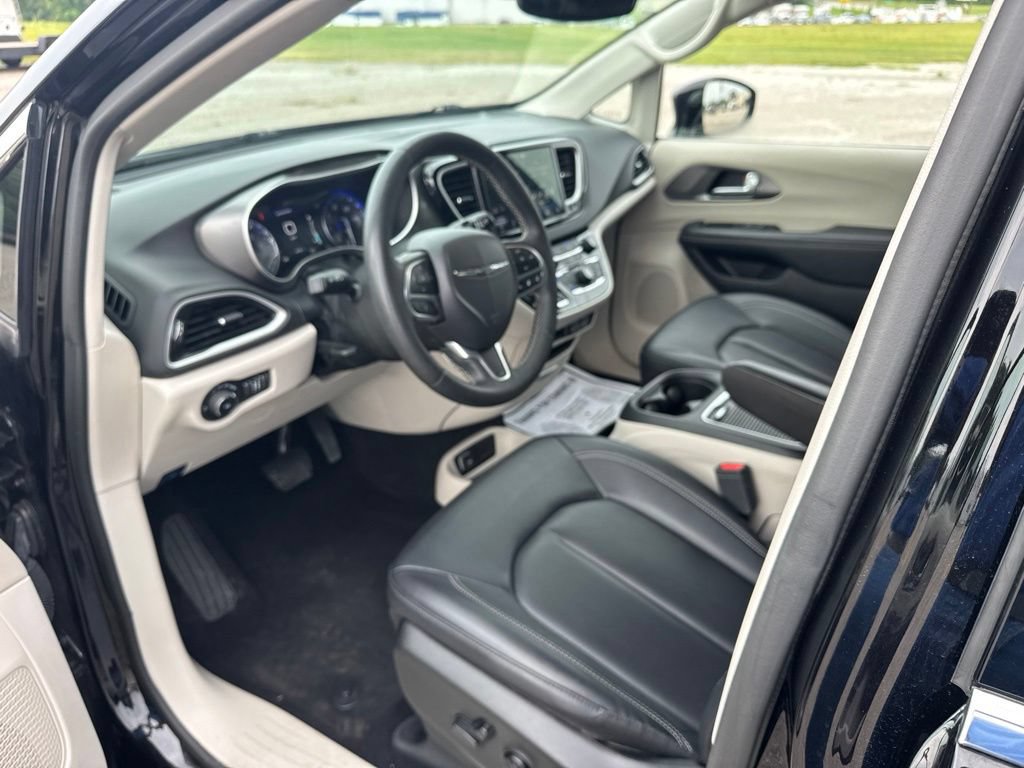 Used 2024 Chrysler Pacifica Touring-L FWD image 22
