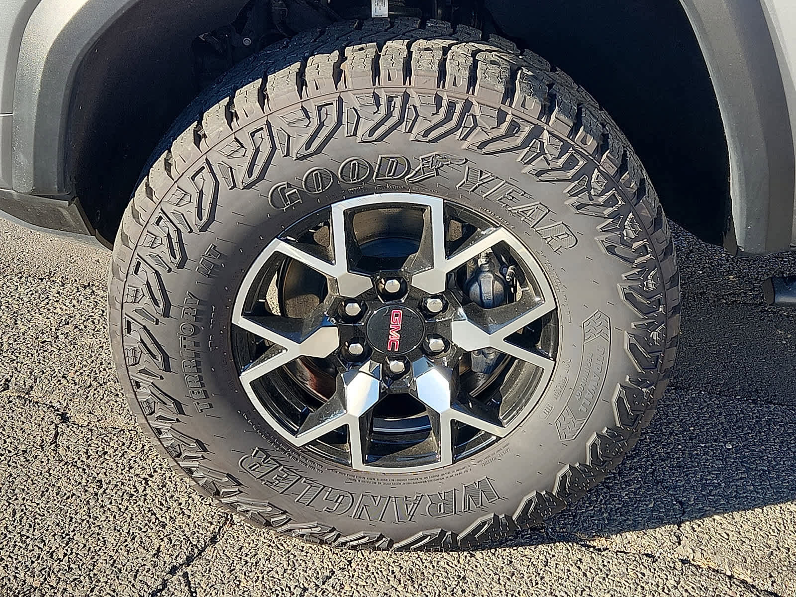 Used 2024 GMC Canyon AT4X image 9