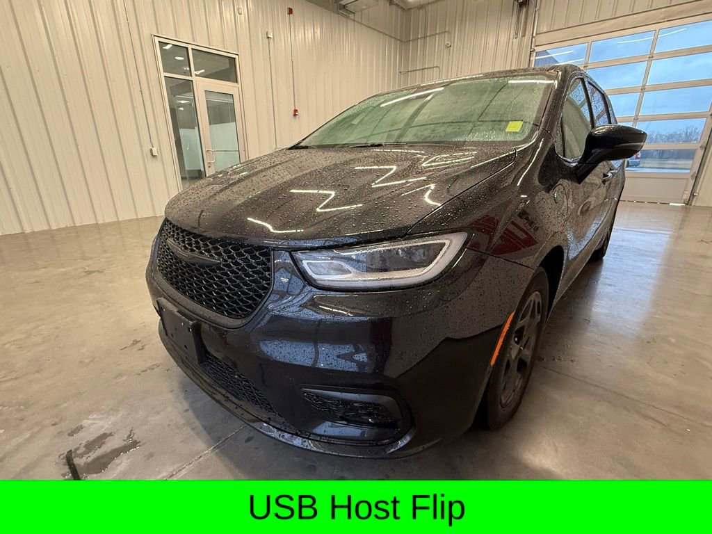 Used 2022 Chrysler Pacifica Touring-L w/ Uconnect Theater Family Group image 11