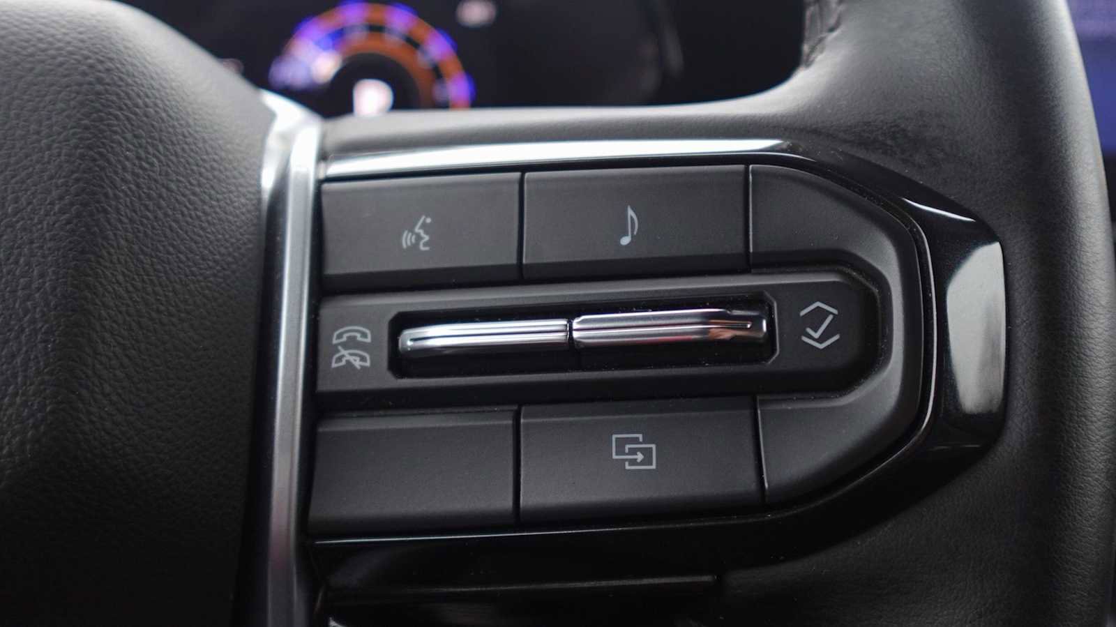 Used 2024 Chevrolet Colorado ZR2 w/ Technology Package AWD/4WD image 29