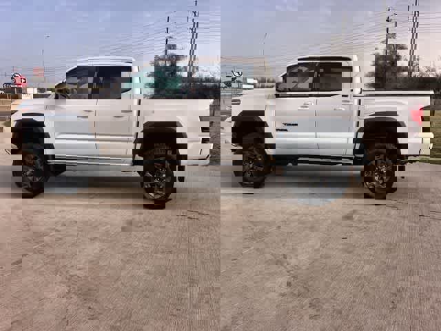 Used 2021 Toyota Tacoma SR5 w/ Trail Edition image 4