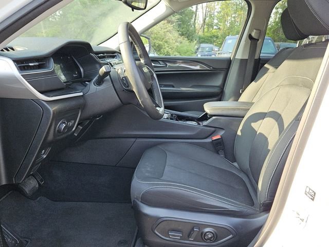 Used 2023 Jeep Grand Cherokee Laredo w/ Luxury Tech Group I RWD image 10