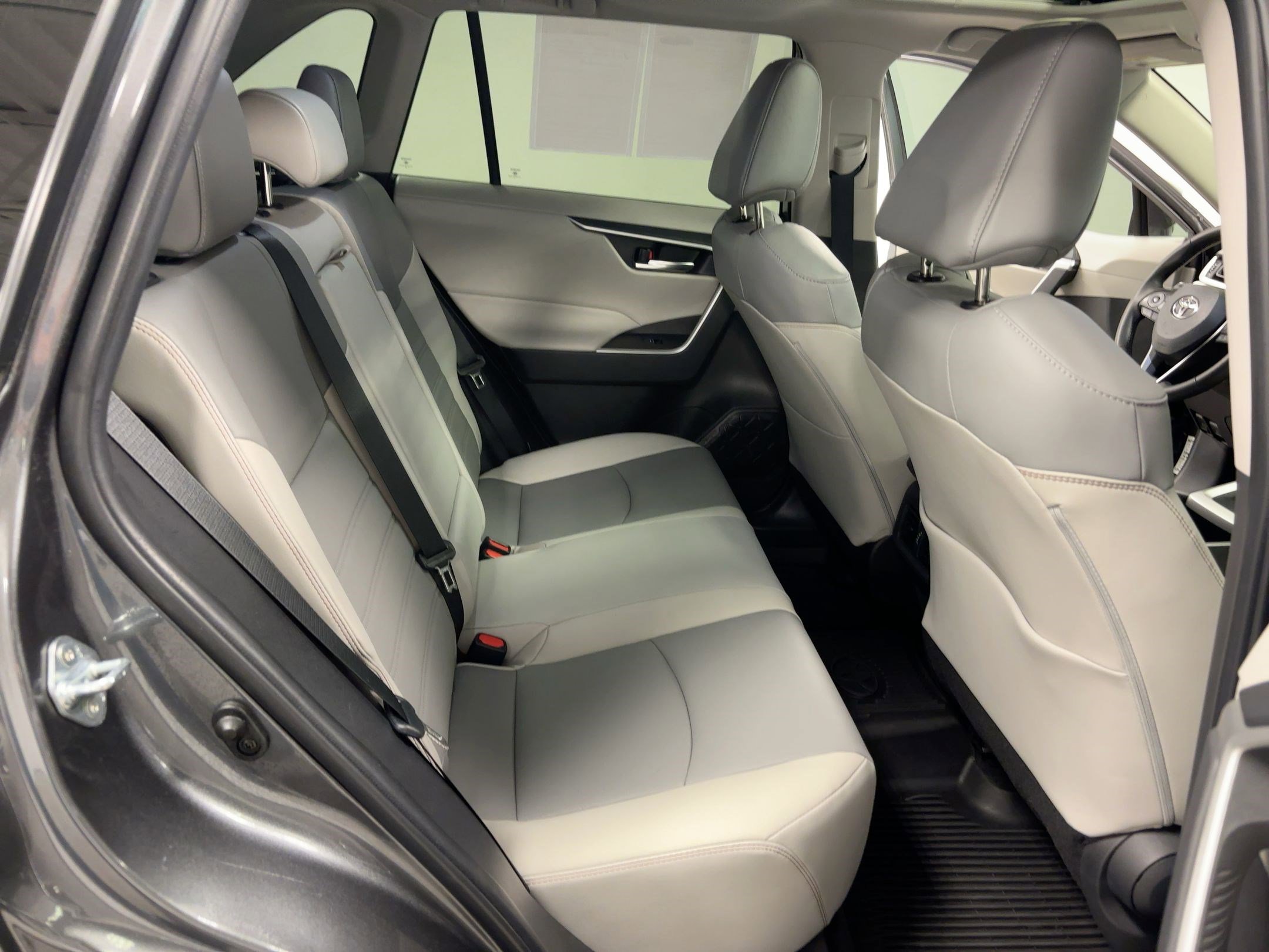 Used 2022 Toyota RAV4 XLE Premium image 30