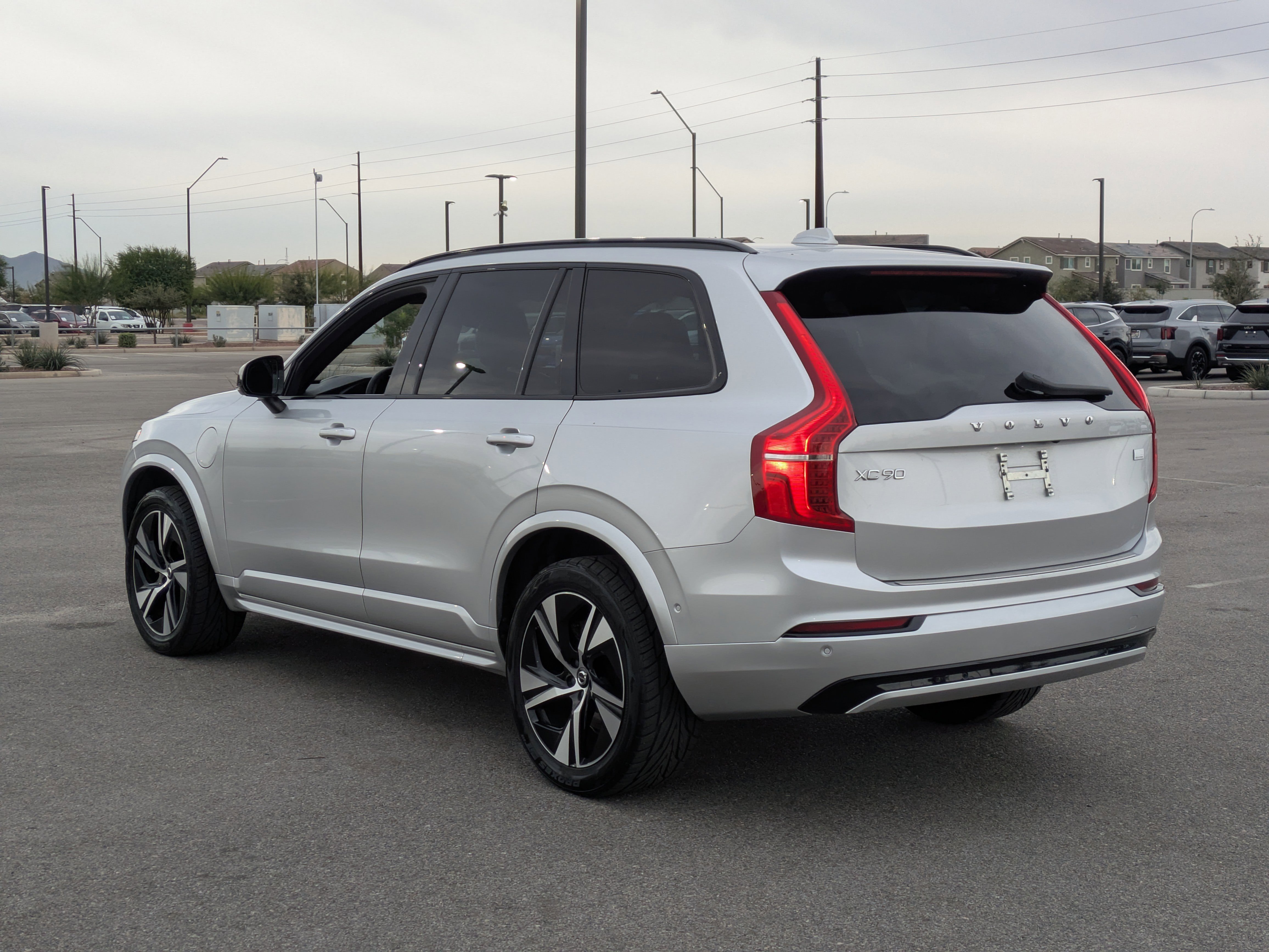 Used 2022 Volvo XC90 T8 R-Design w/ Advanced Package image 3