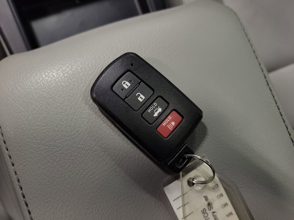 Used 2017 Toyota Camry XLE w/ Moonroof Package FWD image 15