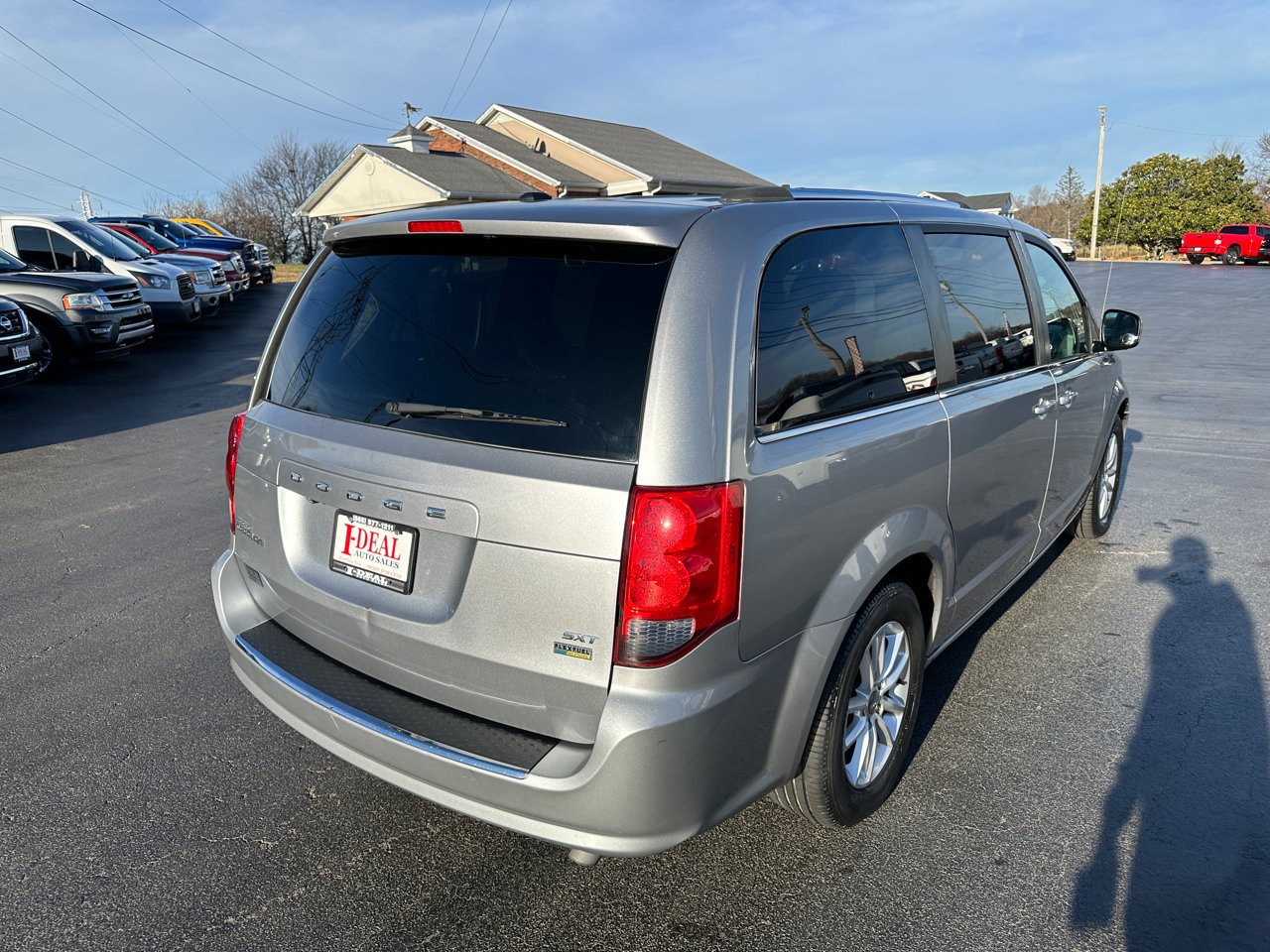 Used 2019 Dodge Grand Caravan SXT w/ Driver Convenience Group image 4