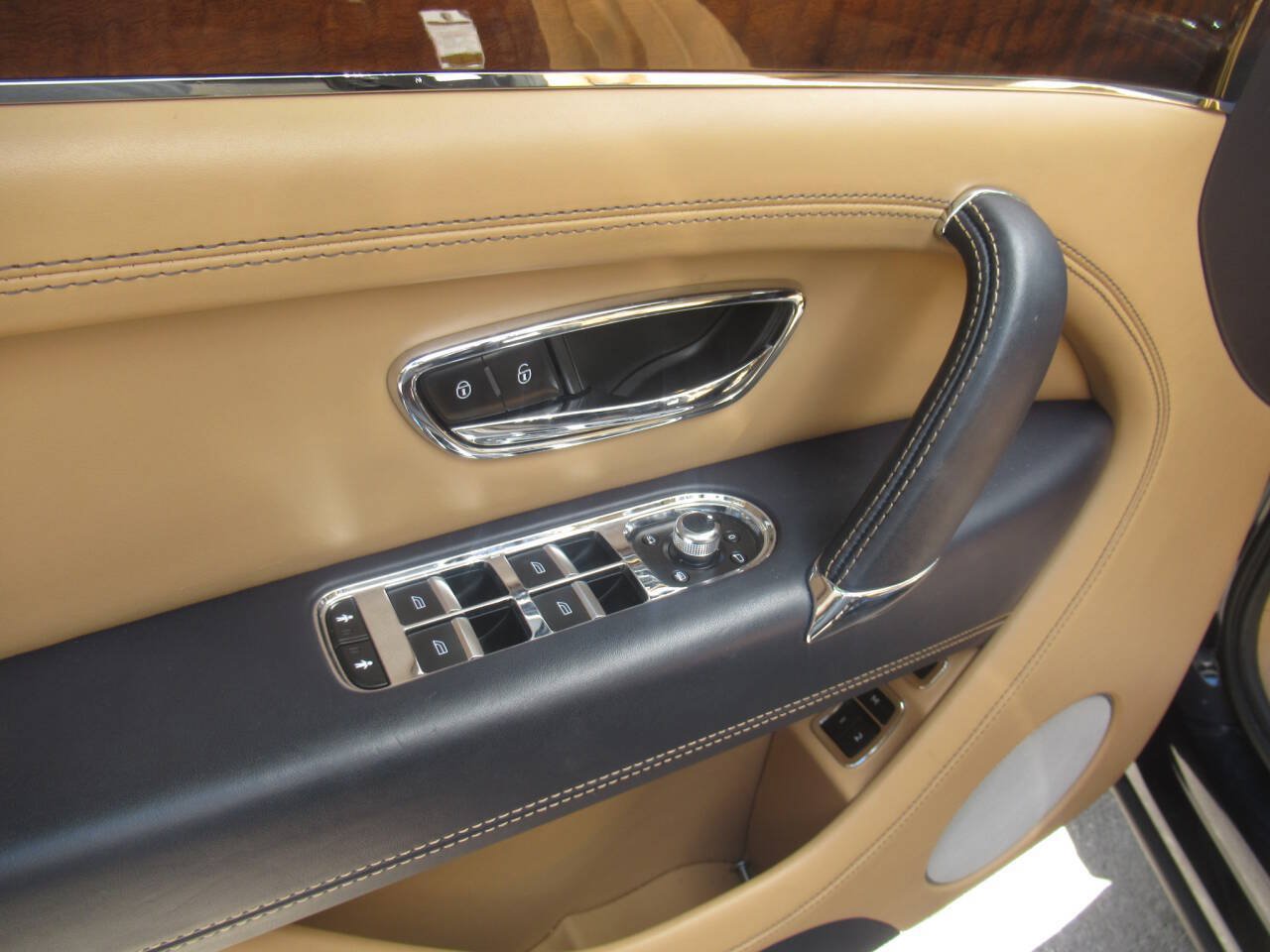Used 2018 Bentley Bentayga AWD/4WD image 28