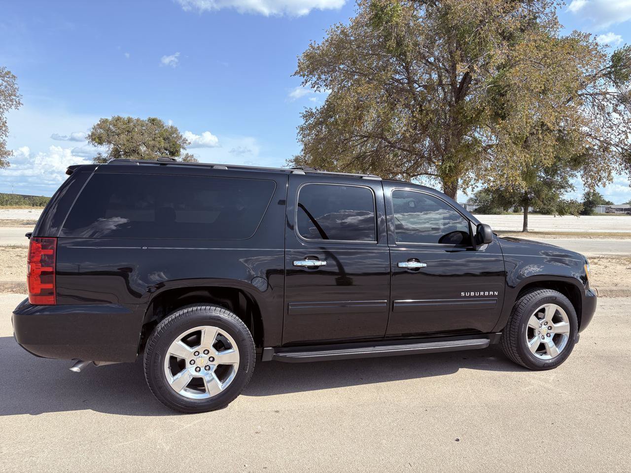 Used 2011 Chevrolet Suburban LS RWD image 88