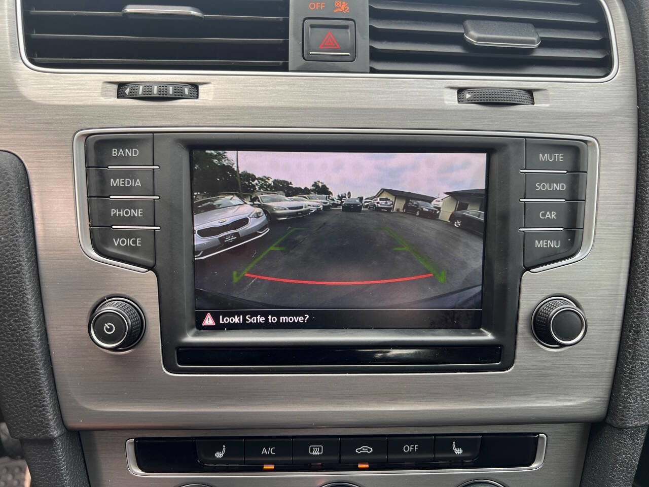 Used 2016 Volkswagen Golf SE image 19