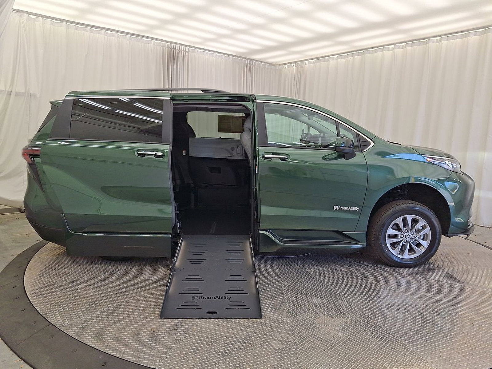 Used 2026 Toyota Sienna XLE FWD image 26