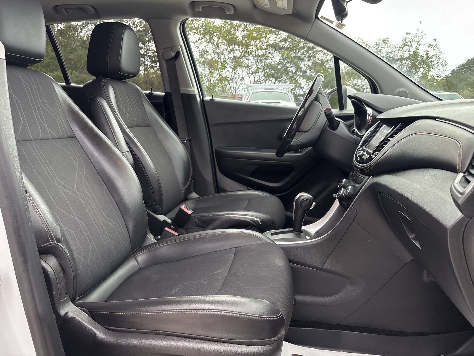 Used 2020 Chevrolet Trax LT w/ Sun & Sound Package FWD image 27