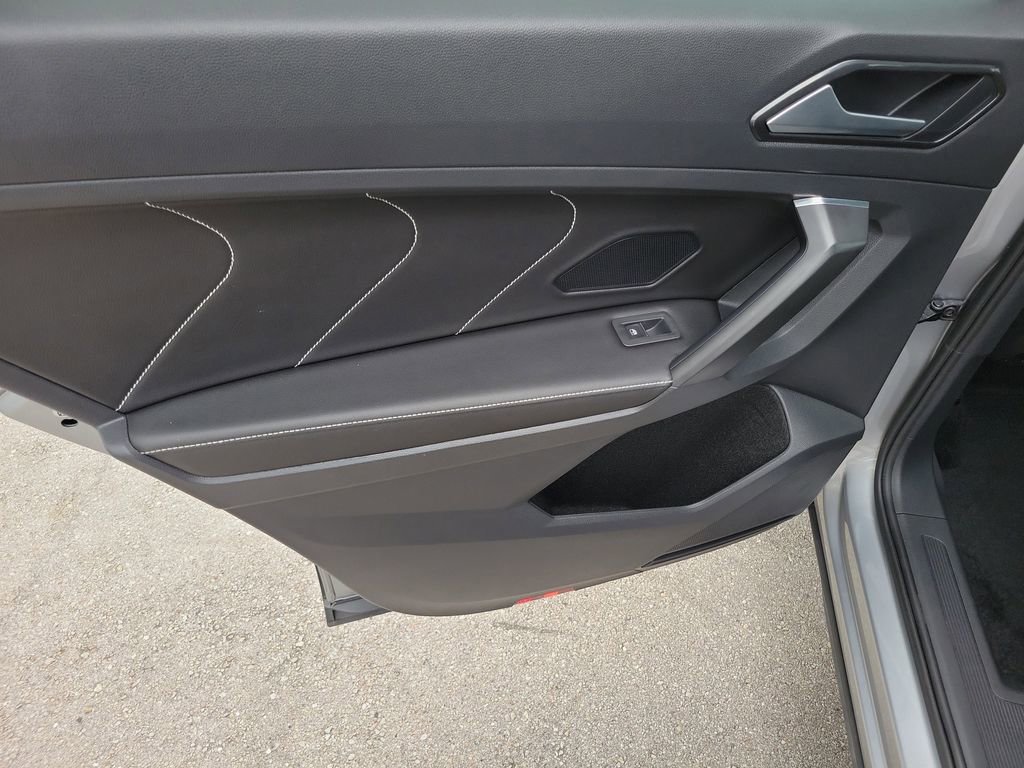Used 2023 Volkswagen Tiguan SE w/ Panoramic Sunroof Package FWD image 9