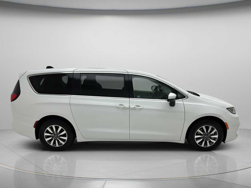 Used 2023 Chrysler Pacifica Touring-L FWD image 4