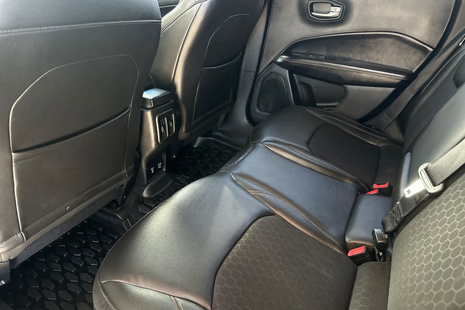 Used 2018 Jeep Compass Latitude w/ Popular Equipment Group FWD image 4