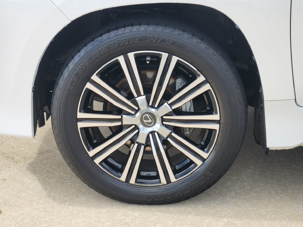 Used 2020 Lexus LX 570 4WD w/ 3rd Row & Luxury Pkg image 10