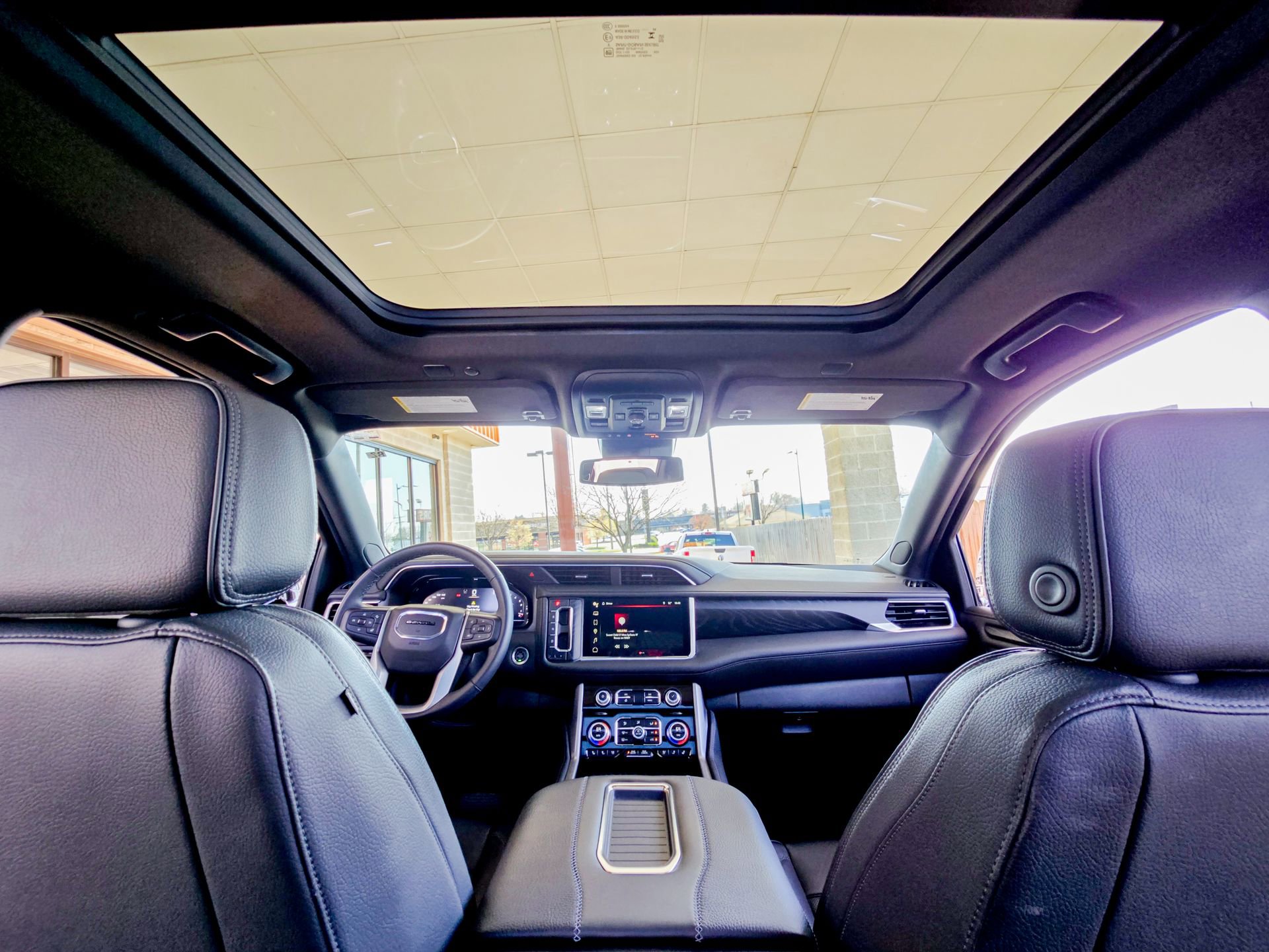 Used 2024 GMC Yukon XL Denali image 2