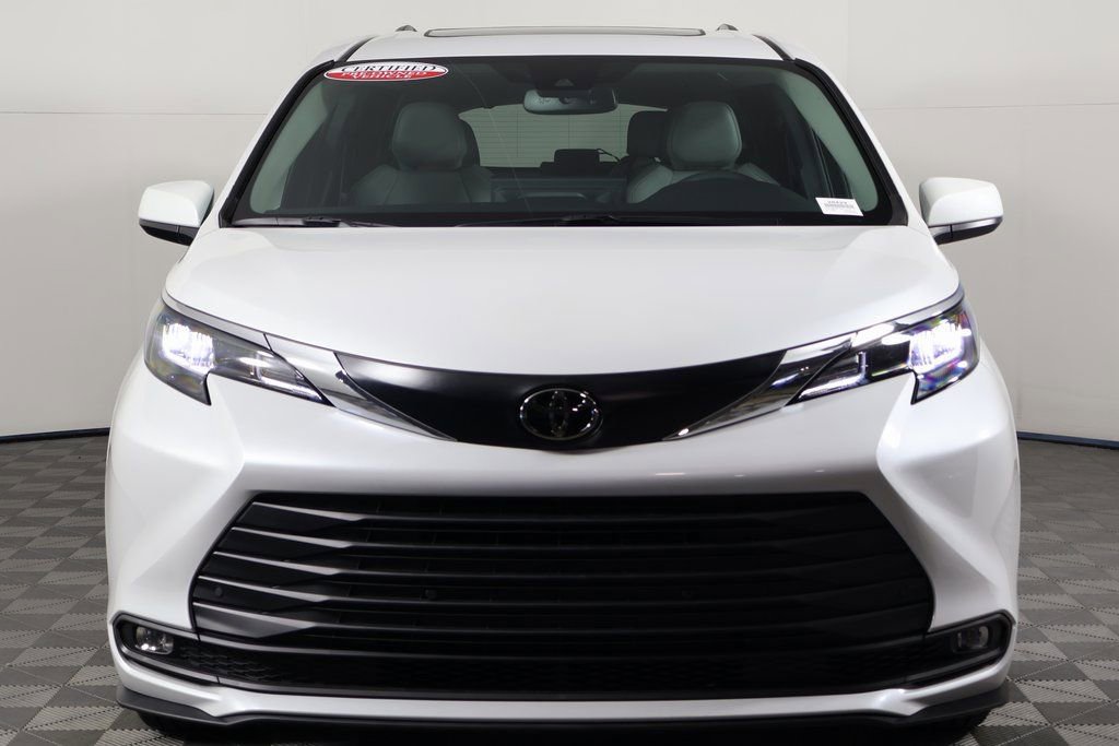 Used 2026 Toyota Sienna XLE FWD image 2