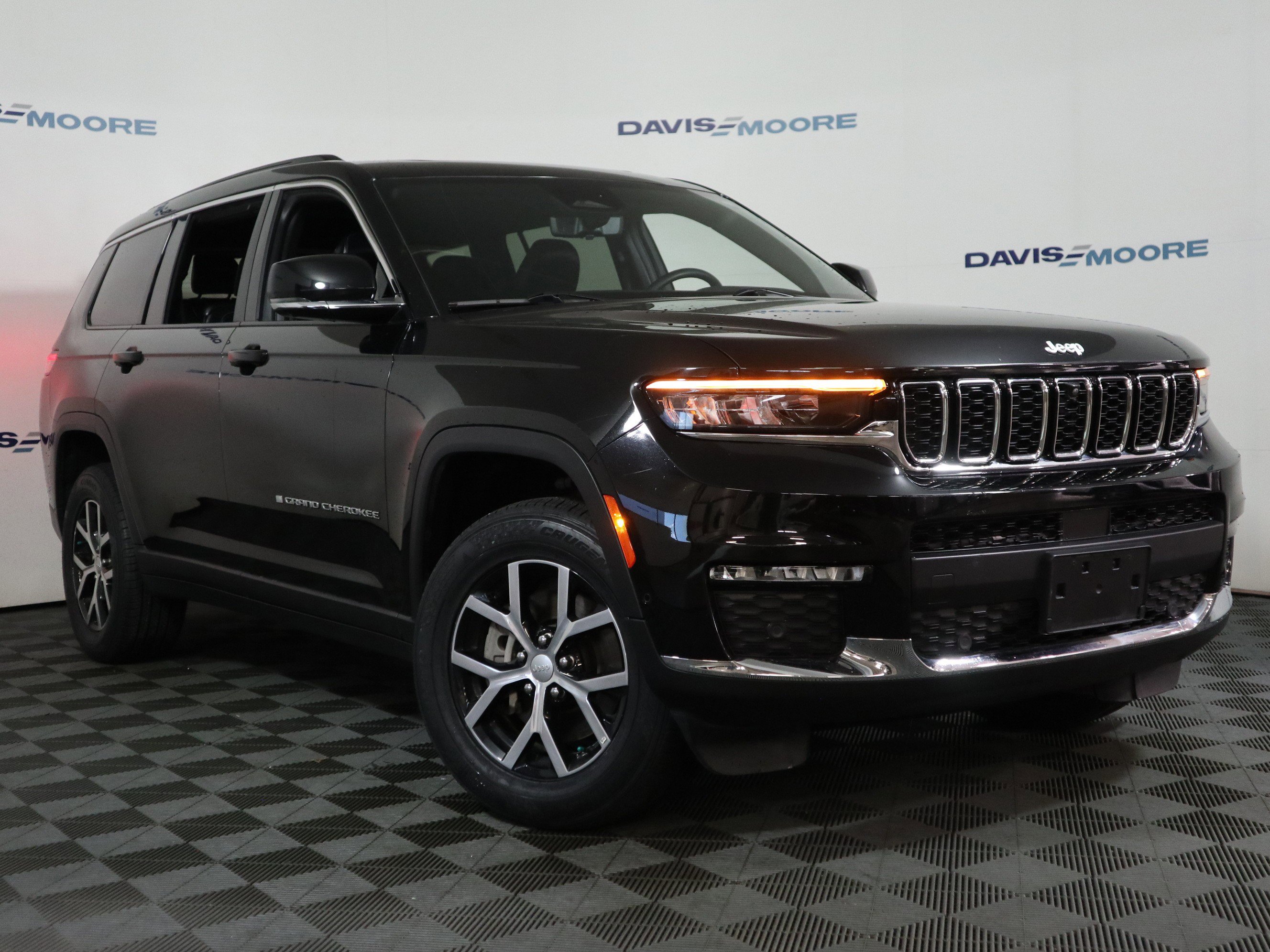 Used 2024 Jeep Grand Cherokee L Limited w/ Luxury Tech Group II AWD/4WD image 2