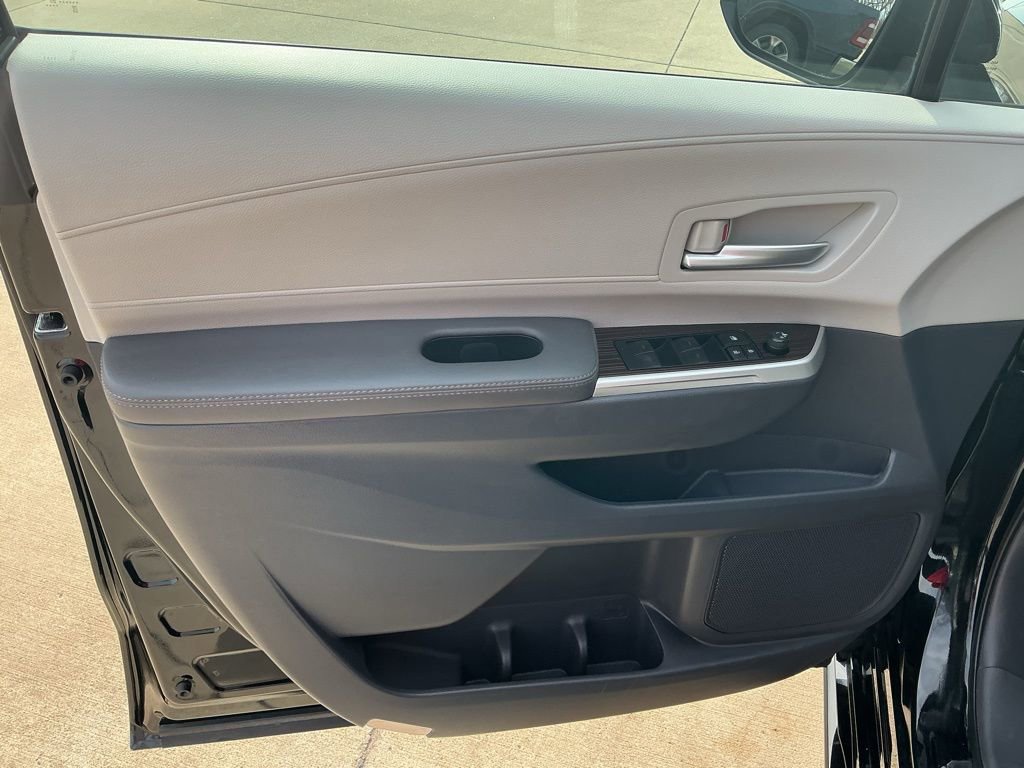Used 2023 Toyota Sienna XLE image 5