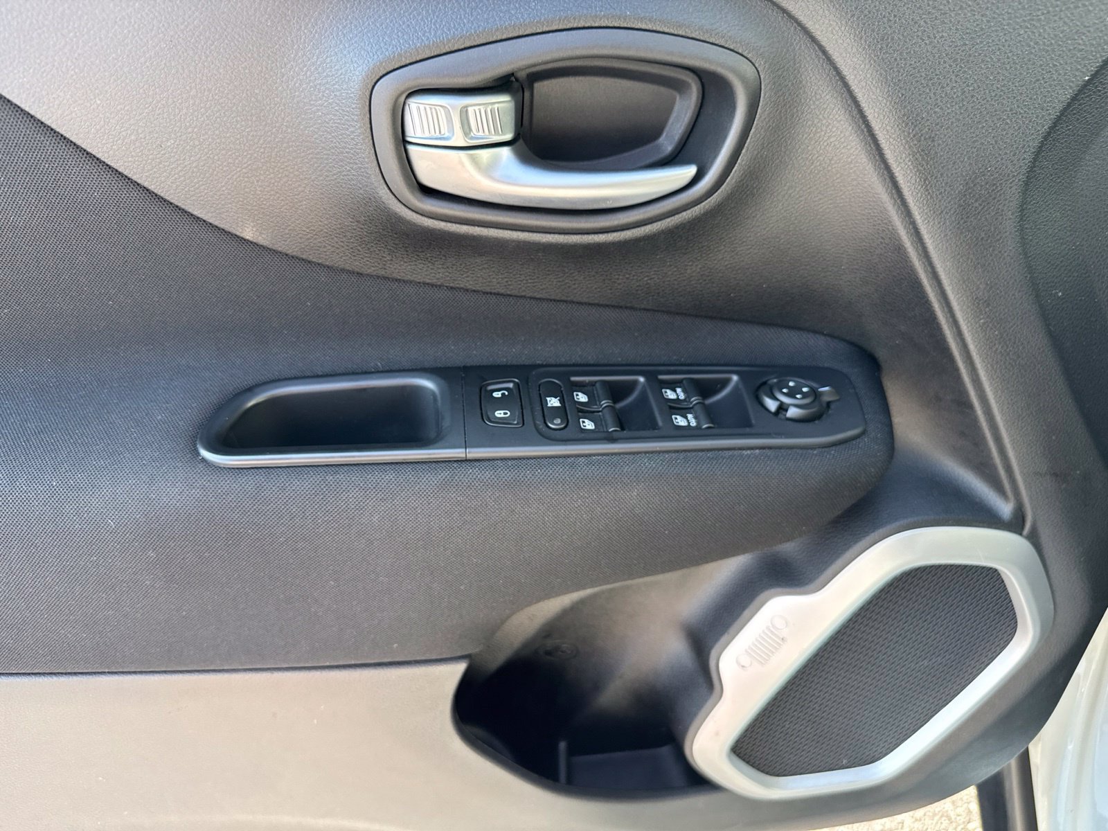 Used 2018 Jeep Renegade Latitude AWD/4WD image 16