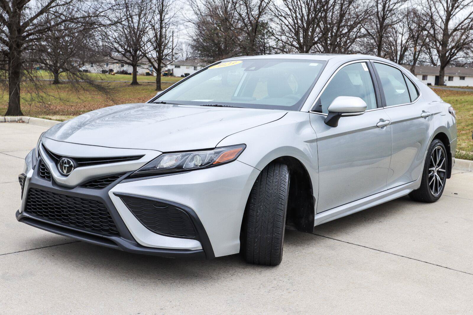 Used 2023 Toyota Camry SE FWD image 3
