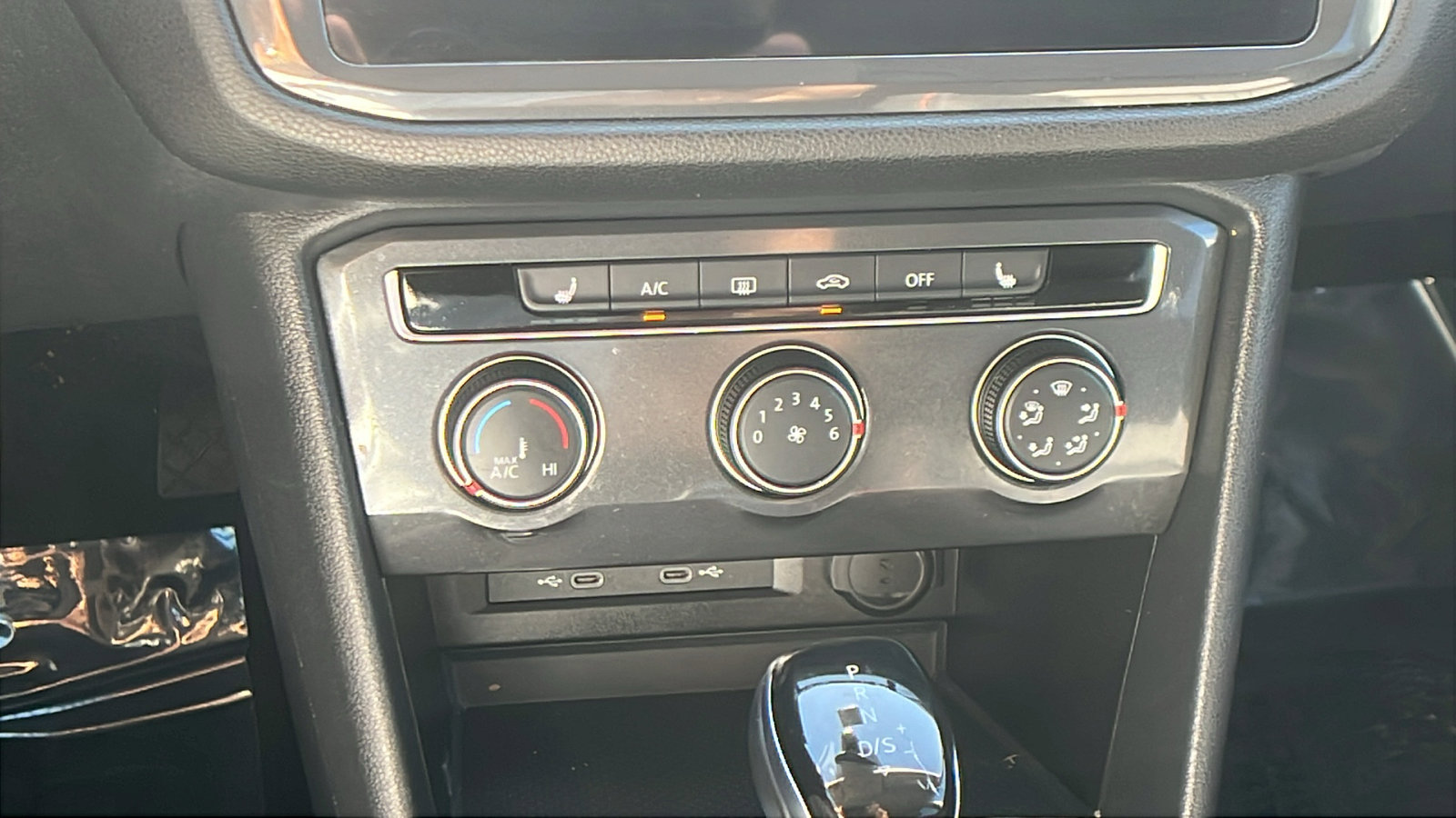 Used 2024 Volkswagen Tiguan SE image 32