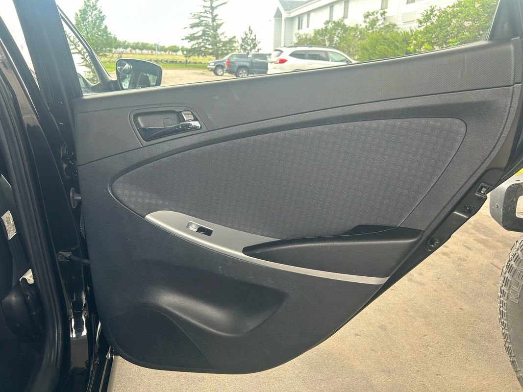 Used 2012 Hyundai Accent SE FWD image 18
