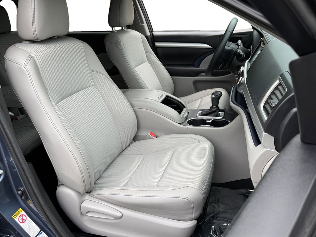 Used 2017 Toyota Highlander Plus AWD/4WD image 15