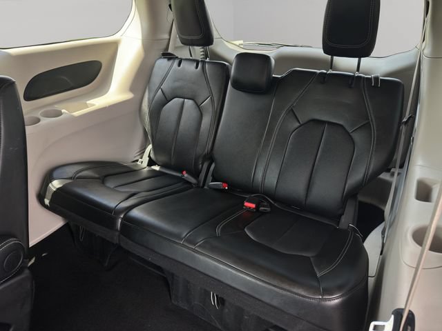 Used 2024 Chrysler Pacifica Touring-L FWD image 19