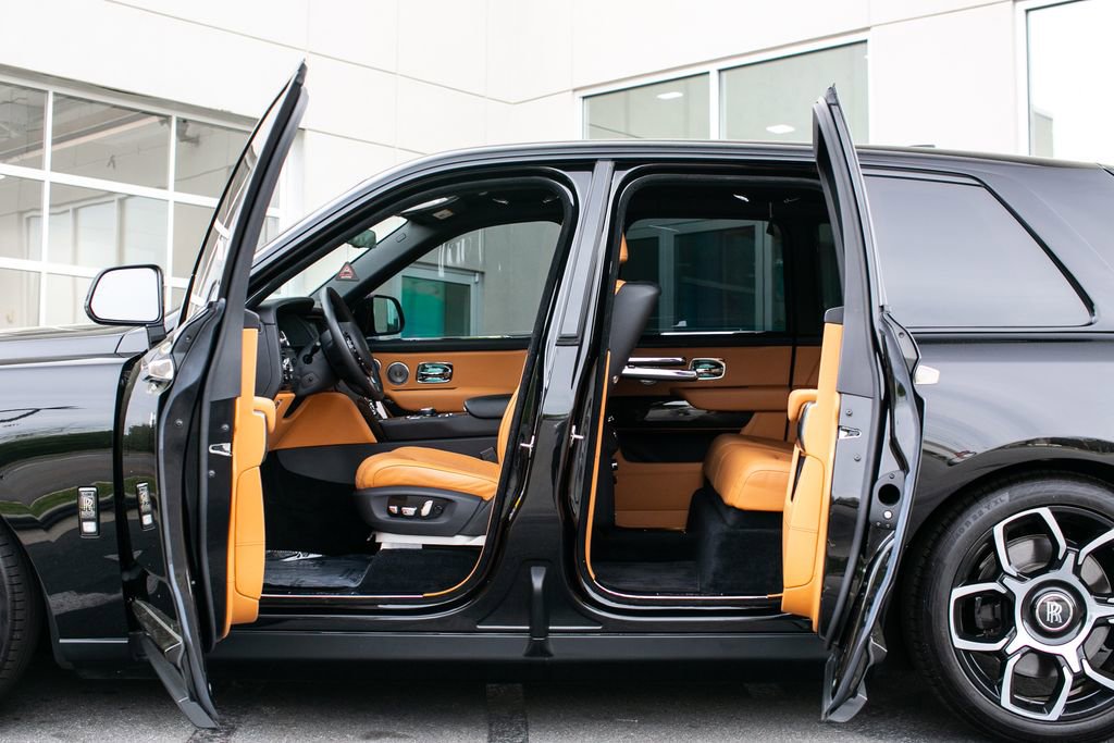 Used 2022 Rolls-Royce Cullinan Black Badge image 18