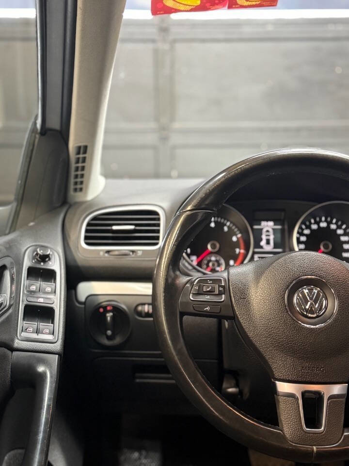 Used 2014 Volkswagen Golf 4-Door FWD image 16