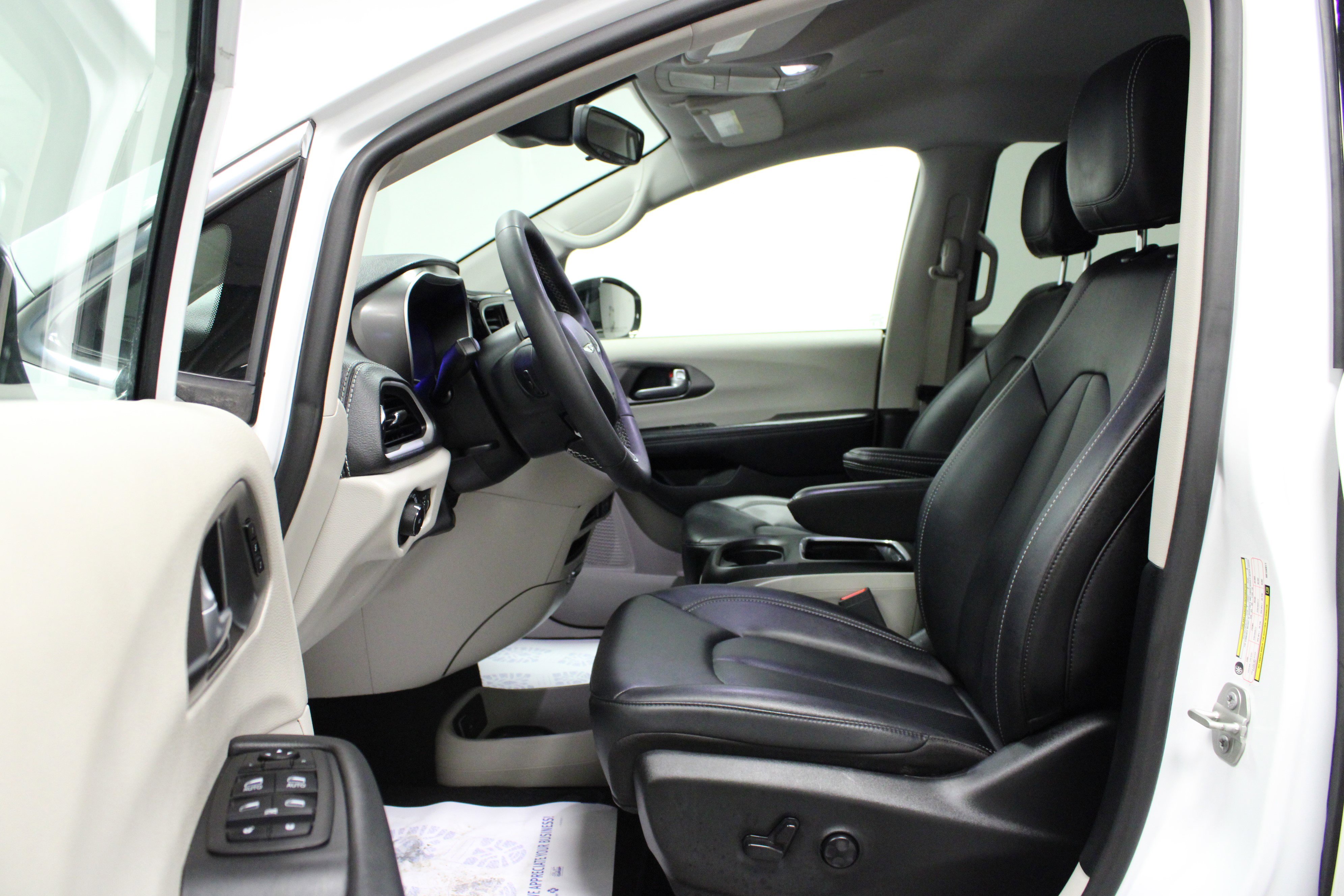 Used 2024 Chrysler Pacifica Select FWD image 12