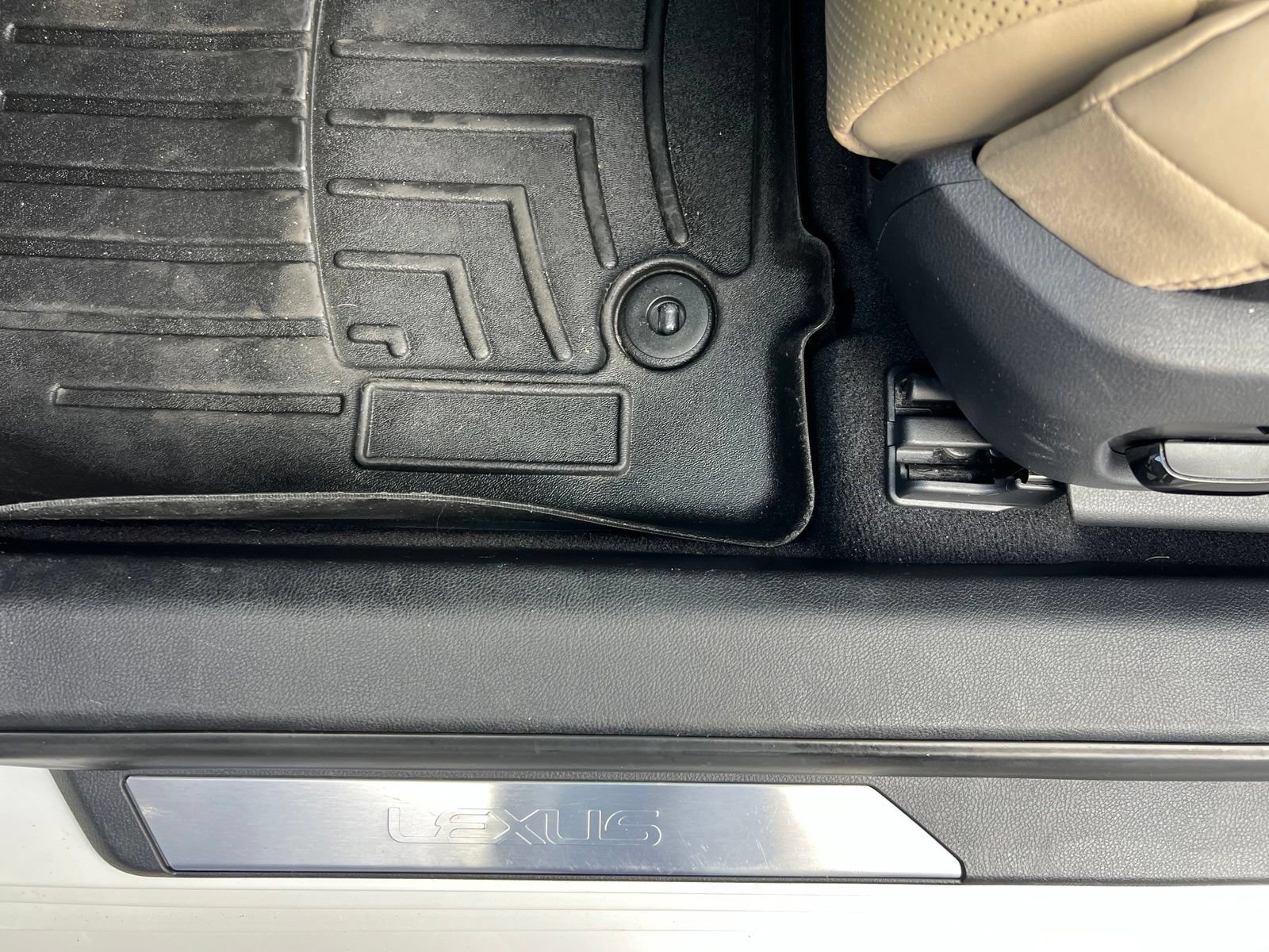Used 2019 Lexus ES 300h Ultra Luxury w/ Accessory Package 2 FWD image 34