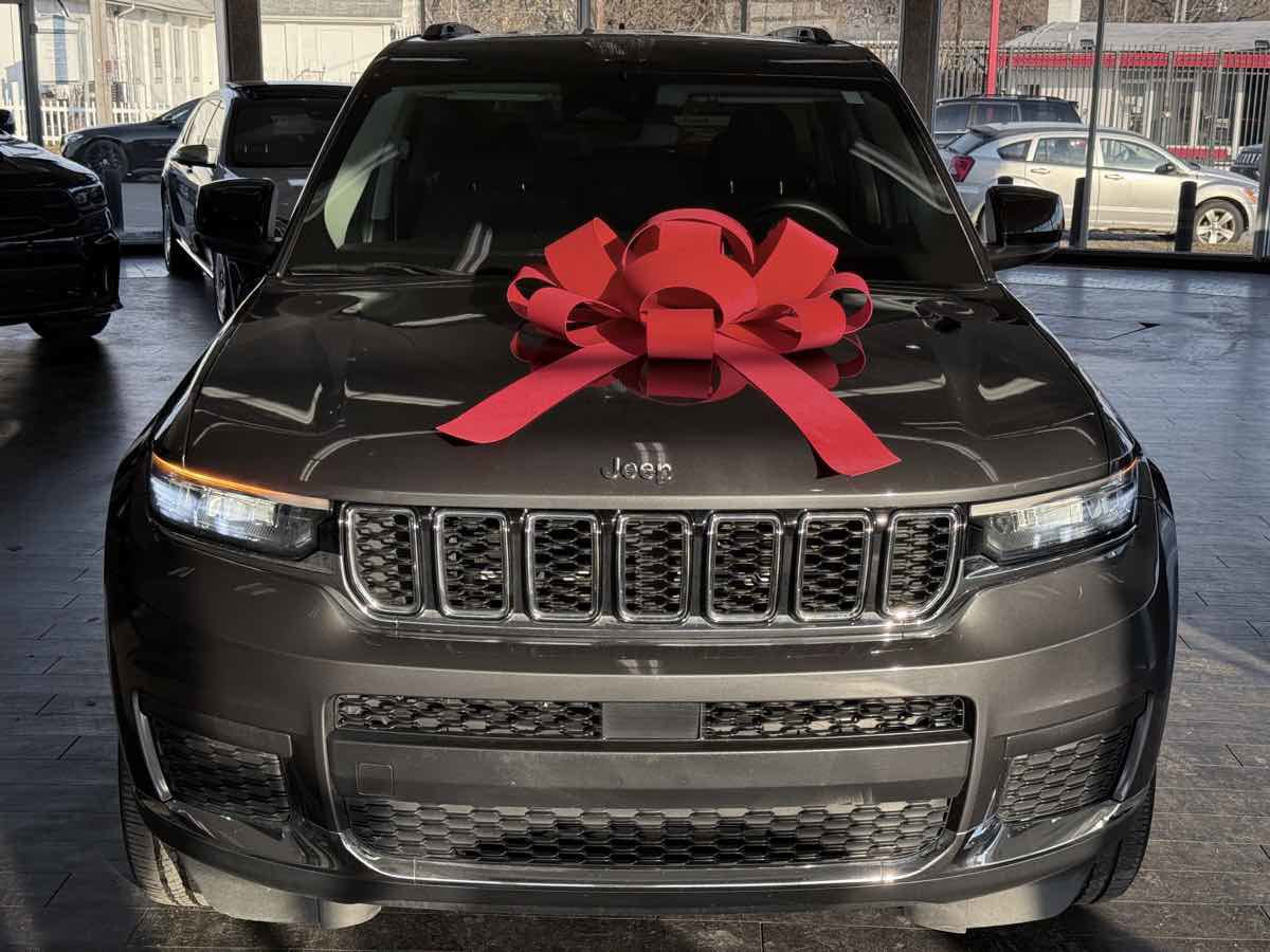 Used 2023 Jeep Grand Cherokee Laredo w/ Luxury Tech Group I image 3