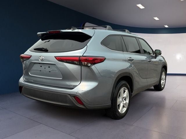 Used 2023 Toyota Highlander LE FWD image 5