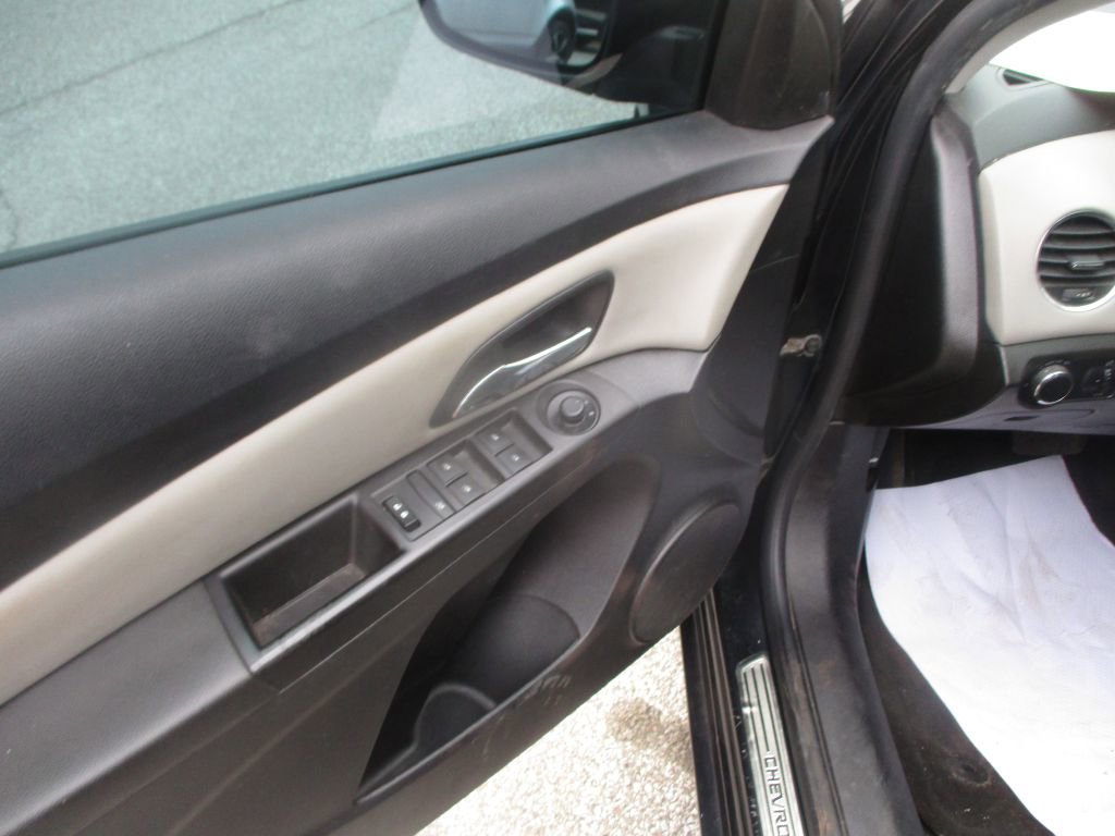 Used 2015 Chevrolet Cruze LS image 10