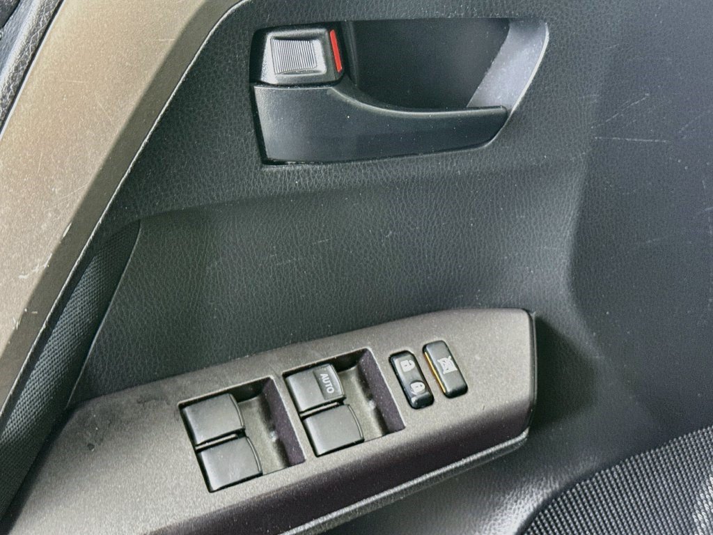 Used 2018 Toyota RAV4 LE FWD image 22