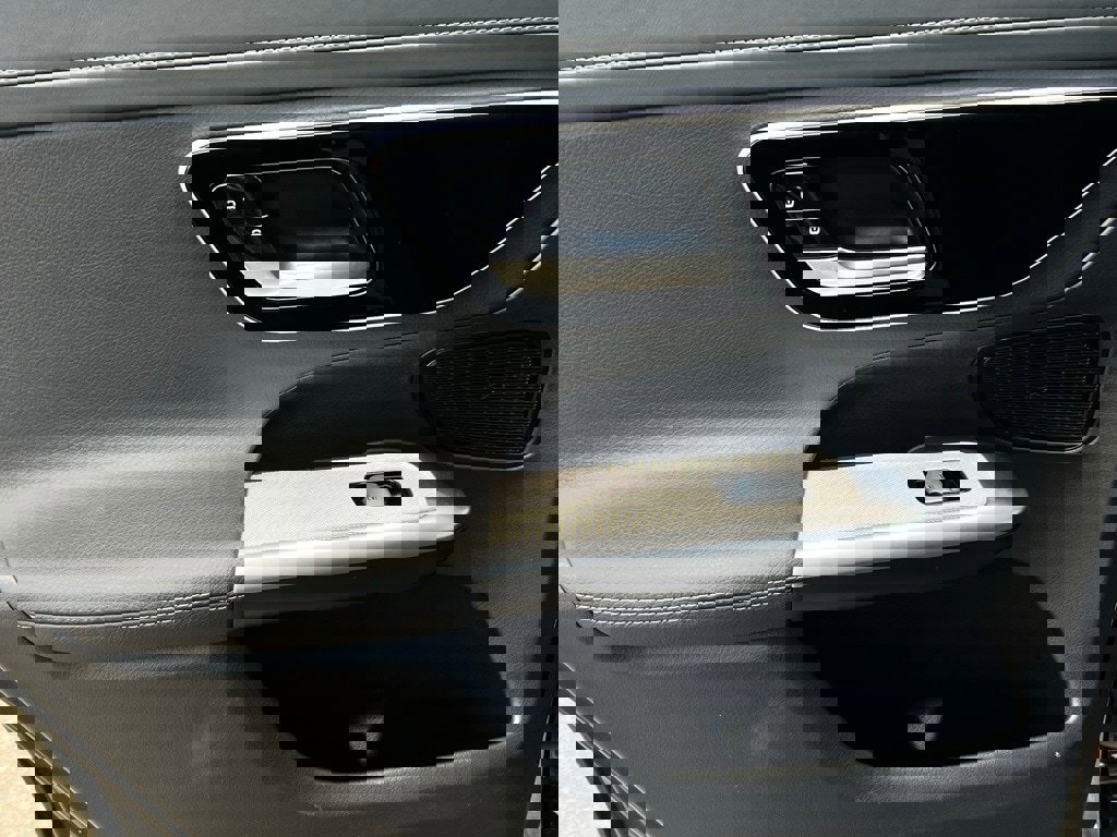 Used 2024 Mercedes-Benz GLC 300 4MATIC image 8