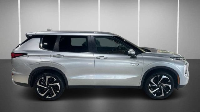 Used 2024 Mitsubishi Outlander SE AWD/4WD image 3