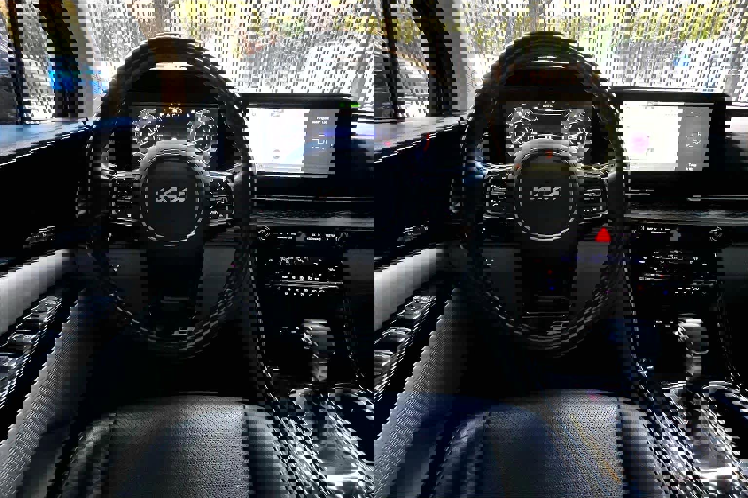 Used 2022 Kia Carnival SX Prestige image 5