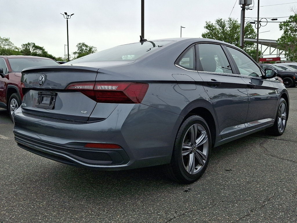 Used 2024 Volkswagen Jetta SE FWD image 3