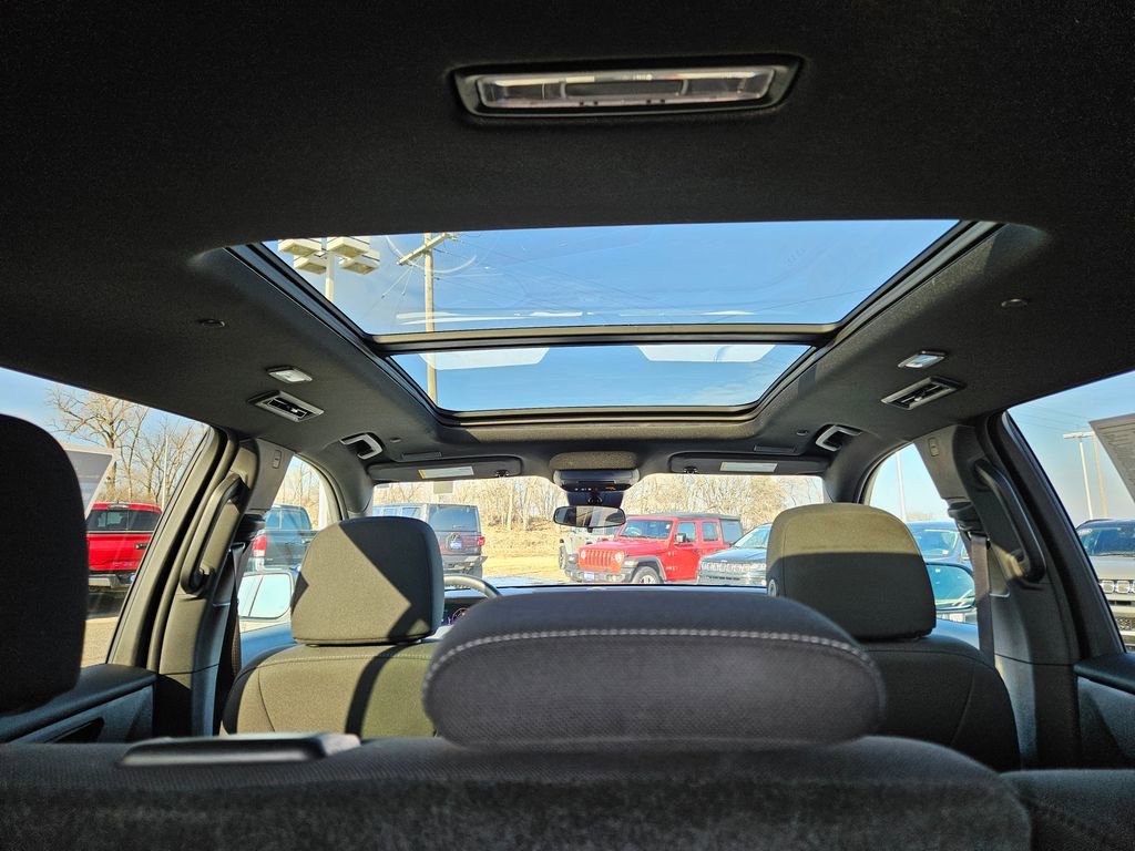 Used 2025 Chevrolet Traverse LT w/ Sun and Wheel Package image 39